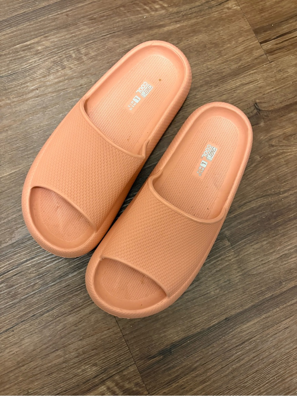 32 Cool Open-Toe Slide Sandals in Coral